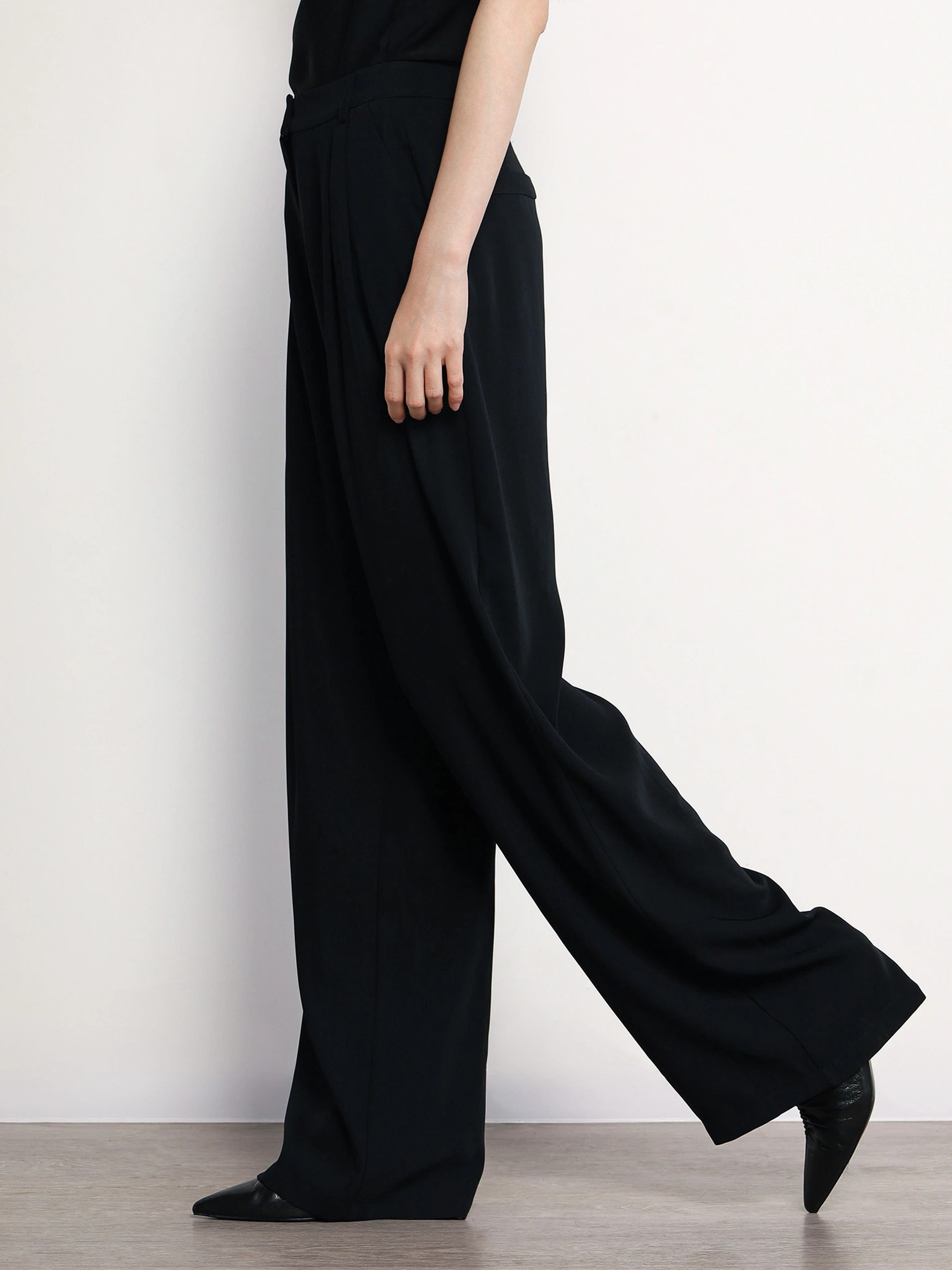 Брюки черного цвета расклешенного кроя